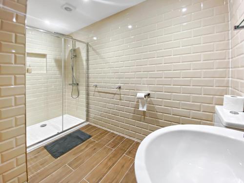 斯托昂泽沃尔德Church suite, Stow-on-the-Wold, Sleeps 4, town location的浴室配有白色卫生间和淋浴。