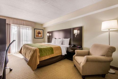 机场西康福特茵酒店客房内的一张或多张床位