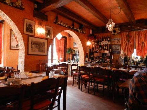 布勒伊-切尔维尼亚Cretes Blanches Matterhorn的一间带桌椅的餐厅和一间酒吧