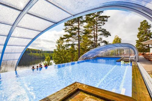 奥尔延Årjäng Camping & Stugor Sommarvik的一座大型游泳池,上面有一座桥,横跨水体