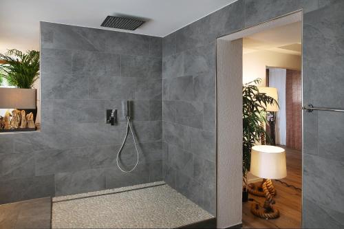苏黎世Private Spa LUX with Whirlpool and Sauna in Zurich的带淋浴喷头的浴室