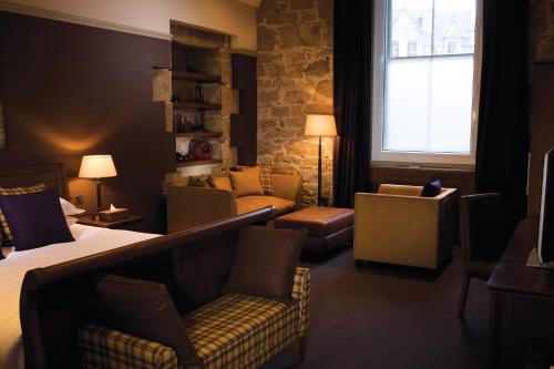 爱丁堡杜维爱丁堡酒店的酒店客房带床、椅子和窗户