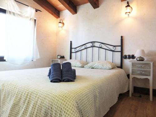 拉梅特拉·德·玛尔Villa Tranquila a charming 4bedroom villa with air-conditioning & private swimming pool的一间卧室配有一张床,上面有两条毛巾