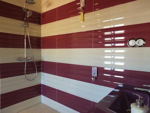 拉梅特拉·德·玛尔Villa Tranquila a charming 4bedroom villa with air-conditioning & private swimming pool的墙上有红色和白色条纹的浴室