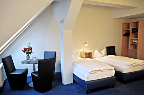 柏林彻斯特罗夫特酒店的配有两张床铺的客房配有桌椅