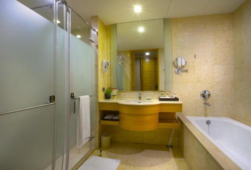 嘉义市耐斯王子大饭店的一间带水槽、浴缸和淋浴的浴室