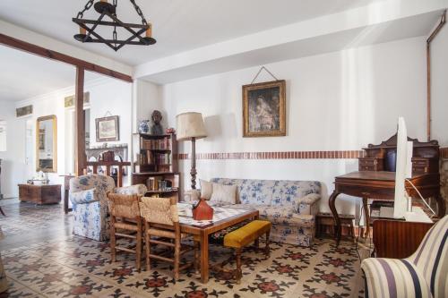 Sardón de DueroLa Casona de Doña Clotilde的客厅配有沙发、桌子和钢琴