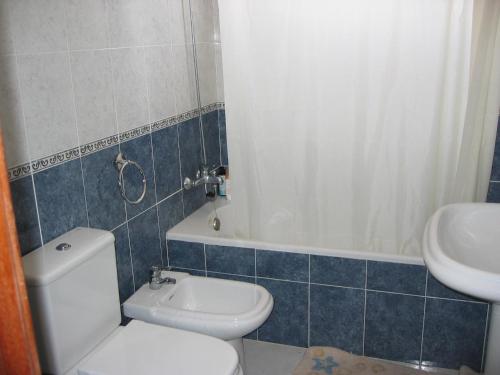 丰沙尔彭邵米拉索尔酒店的浴室配有白色卫生间和盥洗盆。