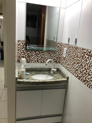 贝泽罗斯Flat no Condomínio Paraíso Serra Negra - A 200m da Bodega de Véio的一间带水槽和镜子的浴室