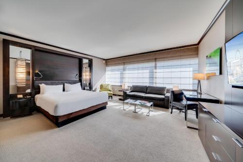 拉斯维加斯维达拉喷气奢华酒店的一间带大床的卧室和一间客厅
