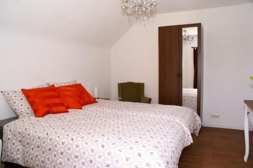 Montfort蒙特福特住宿加早餐旅馆的一间卧室配有带橙色枕头的床