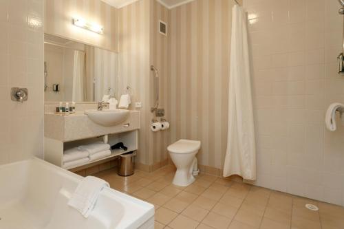 陶波陶波怀拉基度假酒店的一间带水槽、卫生间和淋浴的浴室