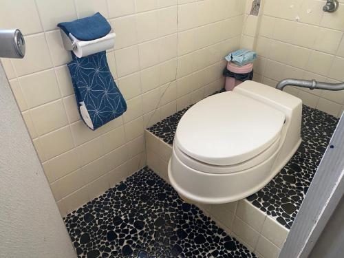 西条市Oyado Sukeya的一间带卫生间的浴室,铺有黑白地板。
