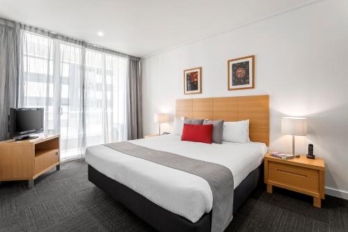 墨尔本探索南岸酒店的酒店客房设有一张大床和一台电视机。