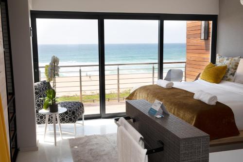 德班Northstar-Hotel的一间卧室配有一张床,享有海景