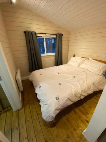斯特劳德Cherry Tree Glamping的一间带床的卧室,位于带窗户的房间内