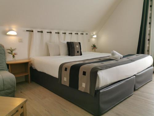 巴登戈维尼斯之家酒店的一间卧室,卧室内配有一张大床