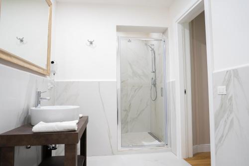 蒂沃利La Tenuta di Rocca Bruna Country Resort的带淋浴和盥洗盆的浴室