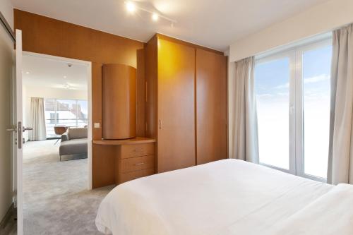 扎芬特姆Verac Flats的卧室设有白色的床和大窗户
