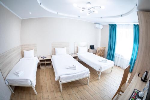 奔萨Авангард Новый Отель的一间医院间,配有两张床和一张桌子