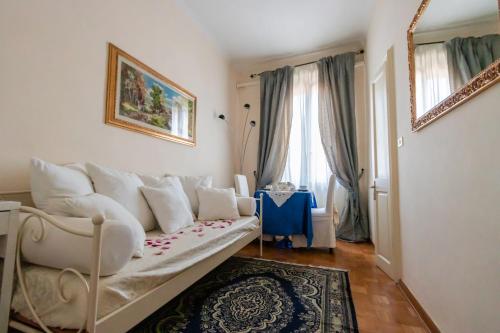 费拉拉B&B Le Campane的客厅配有白色沙发和窗户