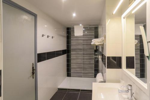 阿雅克修斯邦塔迪玛尔酒店的带淋浴和盥洗盆的白色浴室
