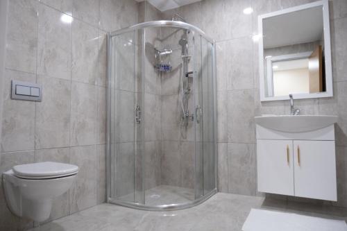 伯萨GREEN SUITES BURSA的带淋浴、卫生间和盥洗盆的浴室