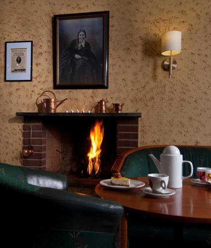孙达尔瑟拉Sunndalsøra Hotell的带壁炉的用餐室