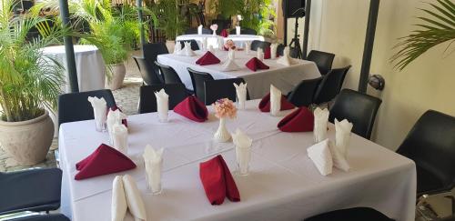 达累斯萨拉姆ShaMooL Hotel的一组配有红色和白色枕头的桌子