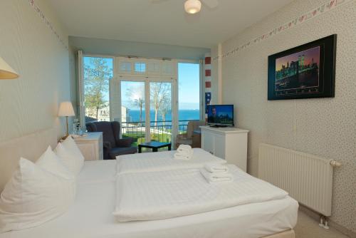 洛默洛默全景酒店的一间带白色床的卧室和一间客厅