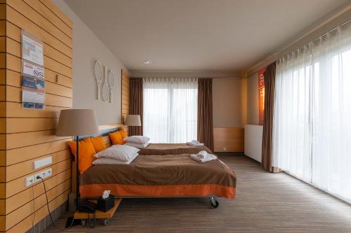 波兹南Hotel Restauracja Tenis Kortowo的一间卧室,卧室内配有一张大床