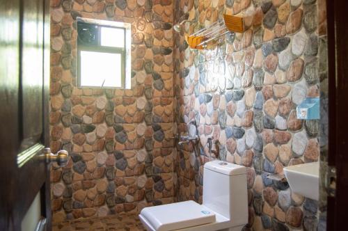 阿伯来Green Nest Hostel, Baga - Arpora的一间带卫生间和窗户的浴室