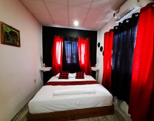 SAINT Charles Inn, Belize Central America客房内的一张或多张床位