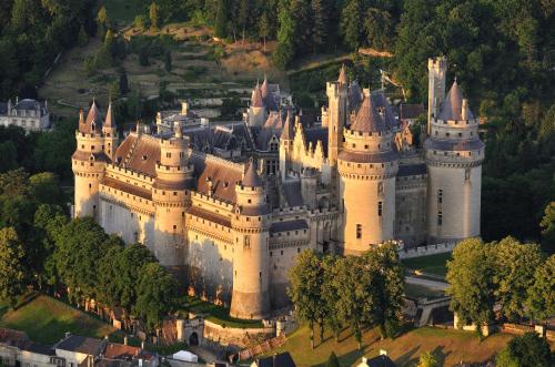 皮埃尔丰Il Etait Une Fois的城堡的空中景观