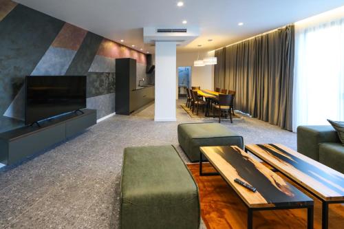 奥格尼亚诺沃GRAFFIT Luxury houses的客厅配有沙发和桌子
