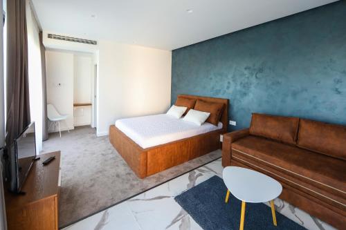 奥格尼亚诺沃GRAFFIT Luxury houses的一间卧室配有一张床和一张沙发