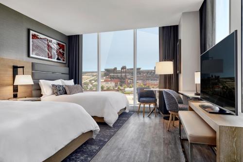 费城Live! Casino & Hotel - Philadelphia的酒店客房设有两张床和一台平面电视。