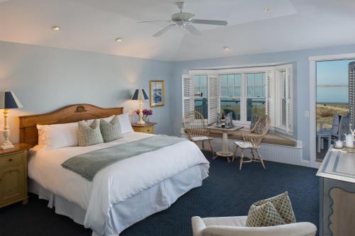 查塔姆查塔姆巴尔斯酒店的卧室配有一张床和一张桌子及椅子