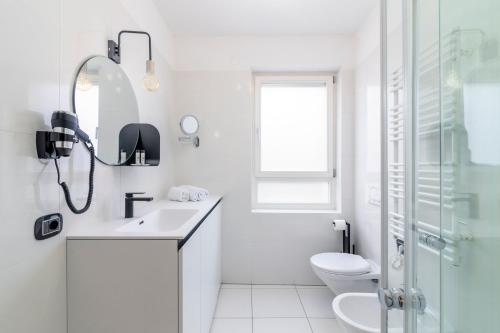 博尔扎诺Stay COOPER l Cà de Bezzi的白色的浴室设有水槽和卫生间。