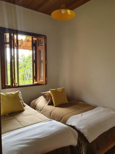 库尼亚Reino Solar的带窗户的客房内的两张床