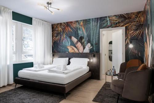 博尔扎诺Stay COOPER l Cà de Bezzi的一间卧室配有一张大床和热带壁纸