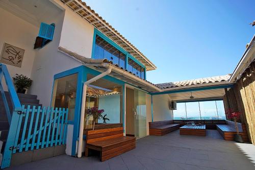 布希奥斯Sofia's on the Beach的房屋设有木制楼梯和海景阳台
