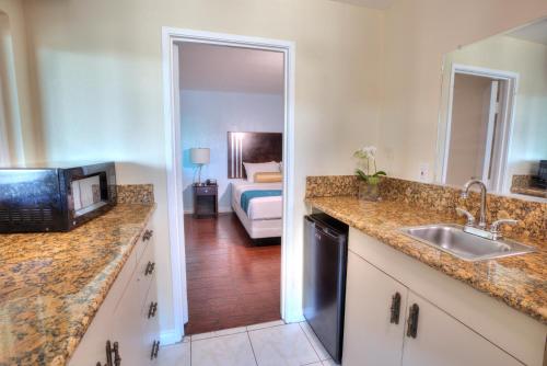 圣地亚哥Sunrise Inn San Diego的带水槽的厨房和1间带1张床的卧室