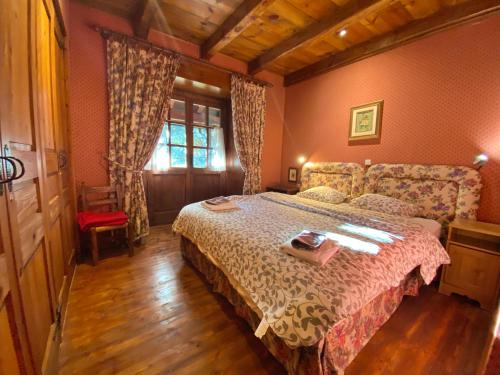 奥尔迪诺Pleta de Ordino 45B, Apartamento rústico para 6 personas.的一间卧室设有一张大床和一个窗户。