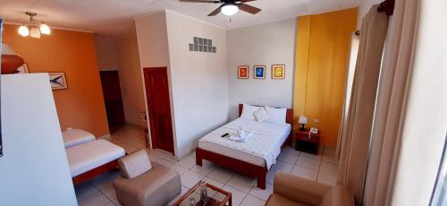 伊基托斯瓦瑞罗旅舍的小房间设有一张床和一把椅子