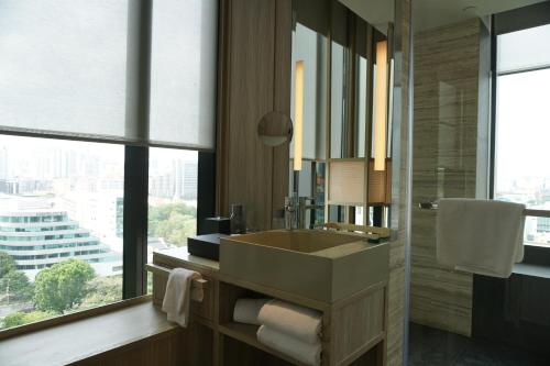 新加坡PARKROYAL COLLECTION Pickering, Singapore的一间带水槽和大窗户的浴室