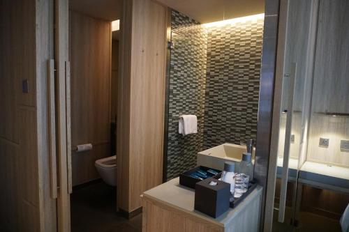 
PARKROYAL COLLECTION Pickering, Singapore - SG Clean, Staycation Approved的一间浴室

