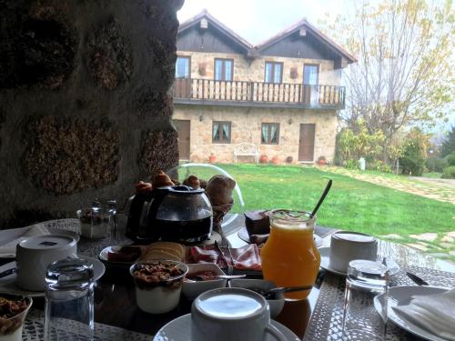 科维良Villa Silene的餐桌,带食物和一壶橙汁