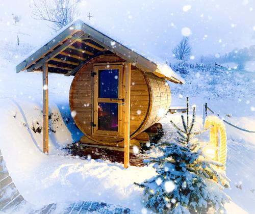 诺恩威格Lieblingsort - Cosy Black Forest Chalets的雪中的一个小木屋,有圣诞树