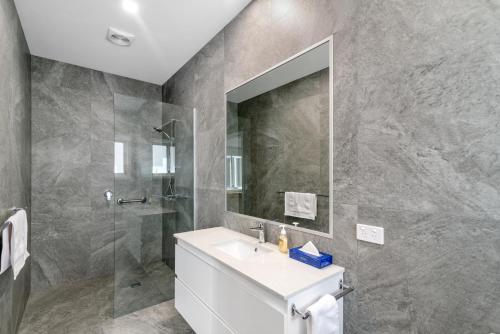 圣雷莫黑海豚海滨公寓的一间带水槽、淋浴和镜子的浴室